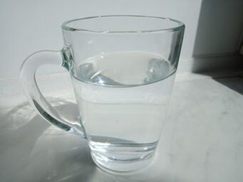 Alkotox tropft in ein Glas Wasser, Erfahrung in der Verwendung des Produkts