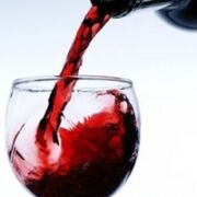 der Wein wird in ein Glas gegossen