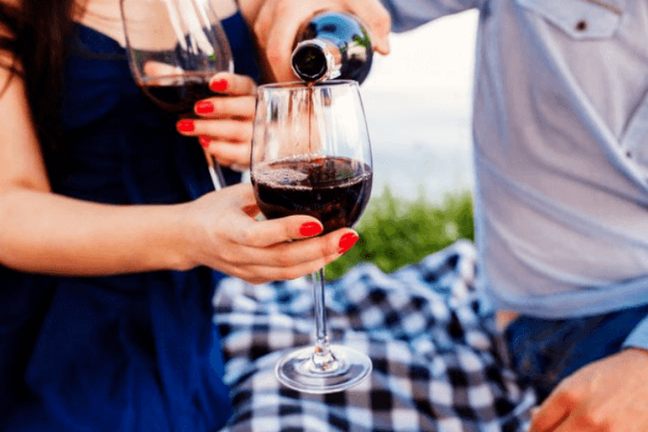 Wein ist das beste alkoholische Getränk für einen angenehmen Abend vor dem Sex