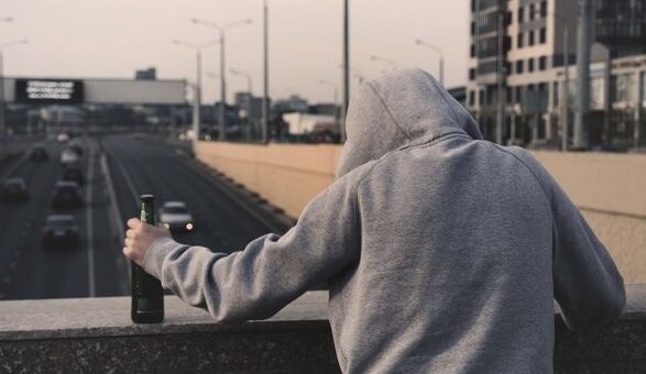 Getränke Mann, wie man dazu beiträgt, Sucht zu überwinden