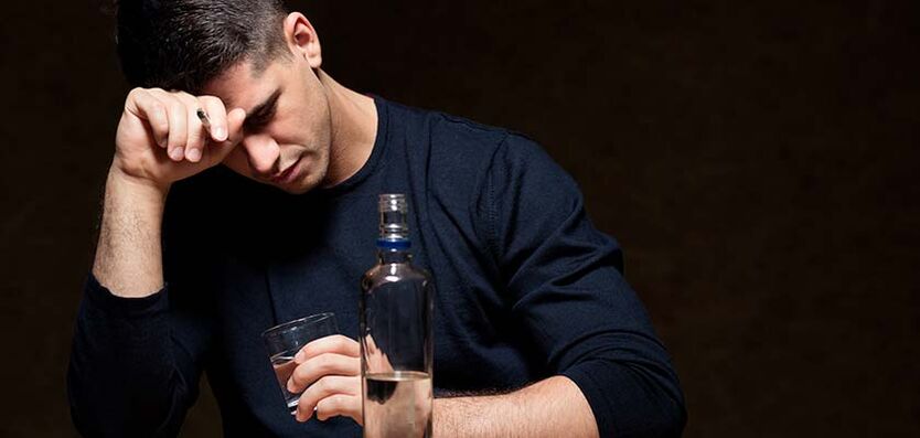 Ein Mann trinkt Alkohol, wie man damit aufhört, Foto 1