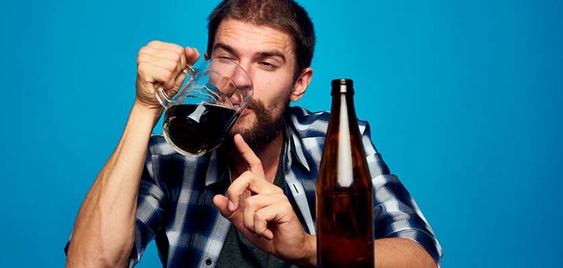 Ein Mann trinkt Alkohol, wie man damit aufhört, Foto 2